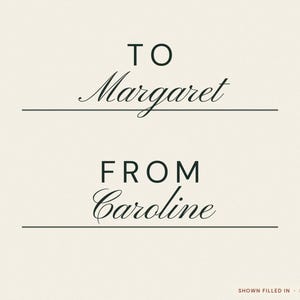 Pu&ograve; includere: Un'etichetta regalo color crema con un bordo dorato e testo nero che recita TO Margaret e FROM Caroline. Il design include linee orizzontali per i nomi, con il piccolo testo in basso che riporta SHOWN FILLED IN PRINTS BLANK.