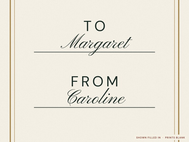 Pu&ograve; includere: Un'etichetta regalo color crema con un bordo dorato e testo nero che recita TO Margaret e FROM Caroline. Il design include linee orizzontali per i nomi, con il piccolo testo in basso che riporta SHOWN FILLED IN PRINTS BLANK.