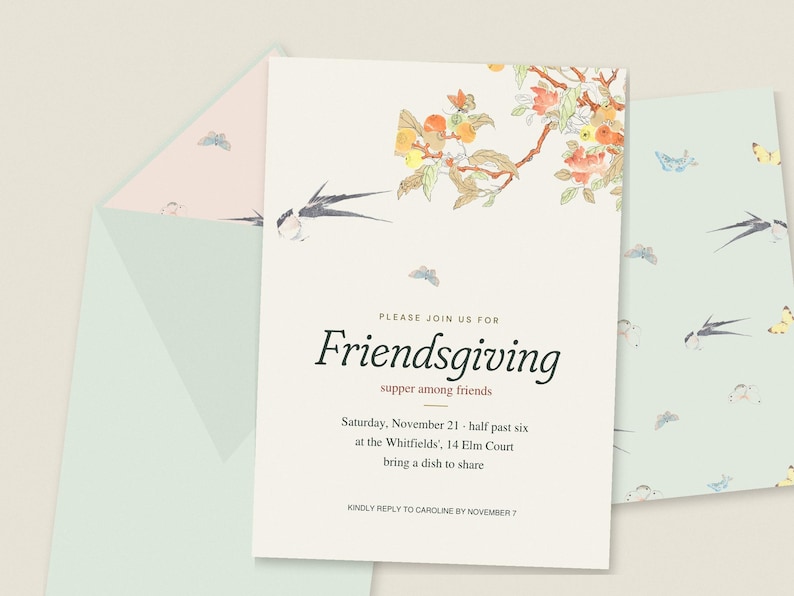 以下が含まれることがあります： オレンジ色の果実、ツバメ、蝶が描かれた水彩画風のFriendsgiving招待状。テキストは以下の通り：PLEASE JOIN US FOR Friendsgiving supper among friends Saturday, November 21 - half past six at the Whitfields', 14 Elm Court bring a dish to share KINDLY REPLY TO CAROLINE BY NOVEMBER 7。