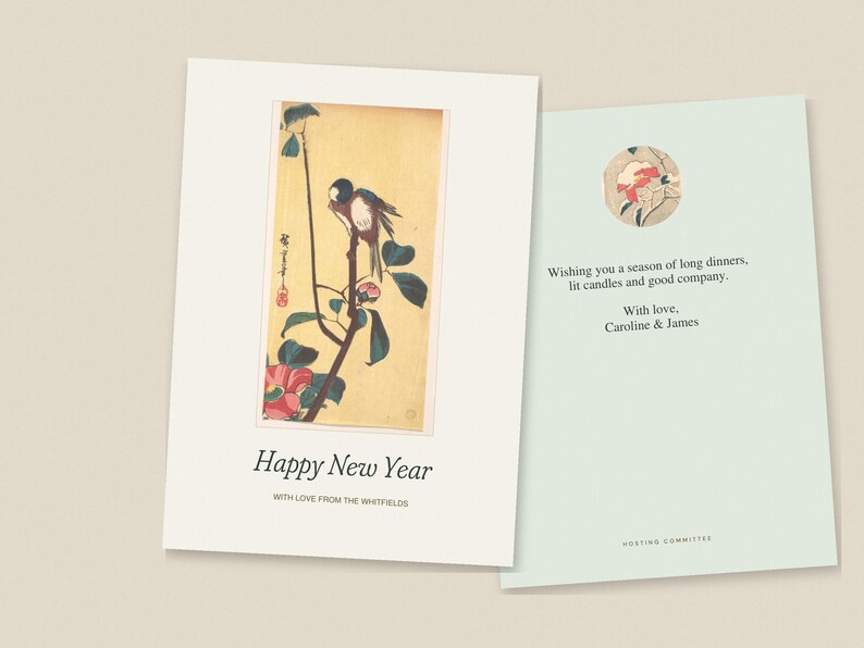 Op de afbeelding: Een gevouwen wenskaart met een illustratie van een vogel op een tak, de tekst Happy New Year en With love from the Whitfields. Een binnenpaneel toont een bloemencirkel, de tekst Wishing you a season of long dinners, lit candles and good company, With love, Caroline & James en Hosting Committee.