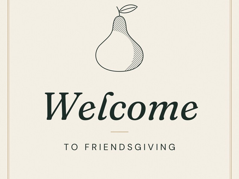 Puede incluir: Un letrero de color crema con una ilustraci&oacute;n de l&iacute;nea negra de una pera en la parte superior. El texto dice Welcome en una fuente serif grande de color verde oscuro, seguido del texto TO FRIENDSGIVING en una fuente sans-serif negra m&aacute;s peque&ntilde;a.