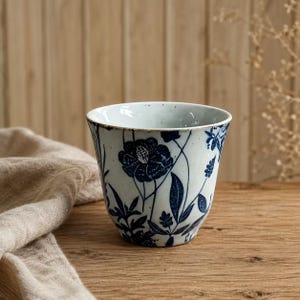 Blå blommig keramikmugg, handgjord vintage stengodsmugg