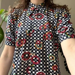 Vintage 1970-tals oanvänd optisk illusionsklänning med svartvit rutig blommig smock