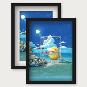 Könnte beinhalten: Eine gerahmte Sammelkarte mit dem gelben Pokemon Enton, das unter einem Vollmond in blauem Wasser schwimmt. Die Karte zeigt den Namen Enton, 70 KP und die Fähigkeit Feuchtigkeit. Das Bild zeigt eine tropische Küstenlandschaft mit Felsen.