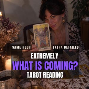 Op de afbeelding: Een tarotkaart getiteld The Lovers met een engel boven twee figuren, vastgehouden met tekstoverlays SAME HOUR, EXTRA DETAILED, EXTREMELY, WHAT IS COMING? en TAROT READING. De kaart toont een berg, een zon en twee menselijke figuren.