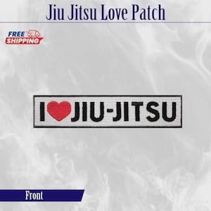 Peut inclure: Un écusson brodé rectangulaire avec un fond blanc et une bordure noire. Le texte affiche I, suivi d'un symbole de cœur rouge et du mot JIU-JITSU en lettres capitales noires et grasses. Le motif est centré sur l'écusson en tissu.