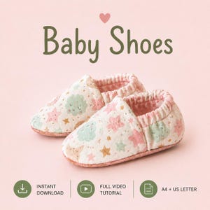 Puede incluir: Un par de zapatos para bebé de tela blanca con un patrón de estrellas rosa pastel, nubes verde menta y lunas color canela. El texto Baby Shoes aparece centrado arriba, con iconos de descarga instantánea, tutorial en video y A4 + US letter.