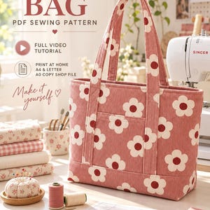 Op de afbeelding: Een roze corduroy tote bag met een wit en donkerrood bloemenpatroon, voorzien van twee schouderbanden en een buitenzak. De afbeelding bevat de tekst: TOTE BAG PDF SEWING PATTERN, FULL VIDEO TUTORIAL, PRINT AT HOME A4 & LETTER, A0 COPY SHOP FILE.