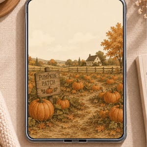 Puede incluir: Una tableta digital que muestra una ilustración de un campo de calabazas con calabazas naranjas, un letrero de madera que dice PUMPKIN PATCH, una granja blanca a lo lejos y follaje otoñal bajo un cielo pálido, con un borde metálico oscuro.