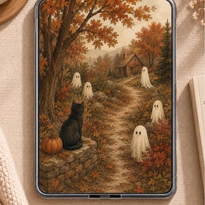 以下が含まれることがあります： デジタルタブレットの画面には、石垣の上でカボチャの隣に座る黒猫と、紅葉した森の中の小さな小屋へと続く小道に沿って浮かぶ4体の白い幽霊が描かれたイラストが表示されています。