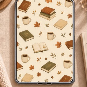 Puede incluir: Una tableta digital que muestra un patrón repetitivo de libros, tazas de café, hojas de otoño y bellotas sobre un fondo color crema. Los libros son en tonos marrón, verde y beige, mientras que las tazas están llenas de café oscuro.