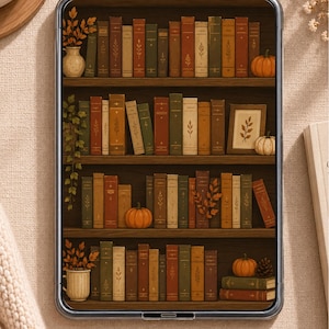 Puede incluir: Una tableta digital que muestra una ilustración de una estantería con filas de libros en tonos marrones, verdes y naranjas. Los estantes están decorados con pequeñas calabazas, plantas en macetas y una lámina botánica enmarcada.