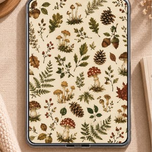 Puede incluir: Una pantalla de tableta rectangular que muestra un patrón repetitivo de elementos forestales que incluyen varios hongos, piñas, bellotas, frondas de helecho y hojas de roble en tonos marrones, verdes y rojos sobre un fondo de color crema.