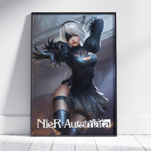 Peut inclure: Une affiche verticale encadrée présentant une illustration numérique d'un personnage aux cheveux blancs courts, portant un bandeau noir et une robe noire aux motifs complexes. Le texte NieR:Automata est imprimé en blanc en bas de l'image.