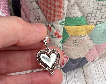 Doily Heart Zipper Charm