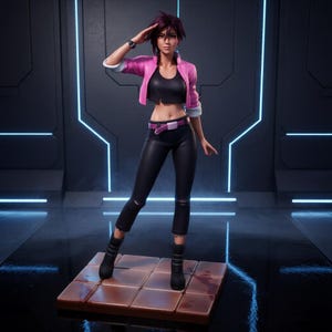 Könnte beinhalten: Eine Sammlerfigur mit kurzem, dunkelviolettem Haar, bekleidet mit einem bauchfreien schwarzen Oberteil, einer leuchtend pinken Jacke mit weißen Ärmelaufschlägen, schwarzer Leggings und schwarzen Stiefeln. Die Figur steht auf einem braunen Fliesen-Sockel.