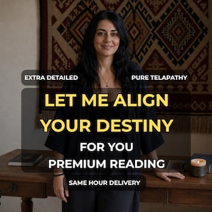 Puede incluir: Una persona con una chaqueta negra abierta y una camiseta negra. El texto superpuesto dice: EXTRA DETAILED, PURE TELAPATHY, LET ME ALIGN YOUR DESTINY FOR YOU, PREMIUM READING, SAME HOUR DELIVERY. La persona está detrás de un escritorio de madera.