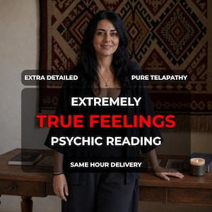 Könnte beinhalten: Eine Person mit dunklem Haar in einem schwarzen Oberteil und einer Jacke, stehend hinter einem Holztisch. Textüberlagerungen: EXTRA DETAILED, PURE TELAPATHY, EXTREMELY TRUE FEELINGS PSYCHIC READING, SAME HOUR DELIVERY. Eine brennende Kerze und Bücher.