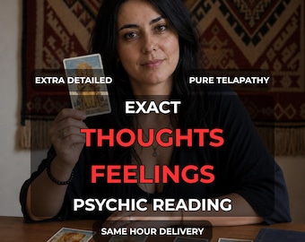 Peut inclure: Une personne portant un haut noir tient une carte de tarot avec des textes superposés : EXTRA DETAILED, PURE TELAPATHY, EXACT THOUGHTS FEELINGS PSYCHIC READING et SAME HOUR DELIVERY, avec plusieurs cartes de tarot étalées sur une table en bois.