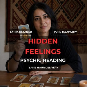 Könnte beinhalten: Eine Person hält eine Tarotkarte, während ein Kartendeck auf einem Holztisch ausgebreitet ist. Textüberlagerungen lauten: EXTRA DETAILED, PURE TELAPATHY, HIDDEN FEELINGS, PSYCHIC READING, SAME HOUR DELIVERY. Die Person trägt ein schwarzes Oberteil.