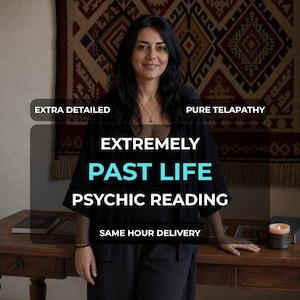 Könnte beinhalten: Eine Person mit dunklem Haar in einem schwarzen Oberteil und einer Jacke steht hinter einem Holztisch. Überlagerter Text: EXTRA DETAILED, PURE TELAPATHY, EXTREMELY PAST LIFE PSYCHIC READING, SAME HOUR DELIVERY. Eine Kerze und Bücher liegen auf dem Tisch.