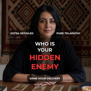 Puede incluir: Una persona de cabello oscuro con una prenda negra sentada ante una mesa de madera con cartas de tarot. El texto superpuesto dice: EXTRA DETAILED, PURE TELAPATHY, WHO IS YOUR HIDDEN ENEMY y SAME HOUR DELIVERY. Expresión facial neutra.