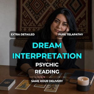Puede incluir: Una persona de cabello oscuro sentada ante una mesa de madera con cartas de tarot, un libro y una vela. El texto superpuesto dice: EXTRA DETAILED, PURE TELAPATHY, DREAM INTERPRETATION, PSYCHIC READING, SAME HOUR DELIVERY. Viste una prenda negra.