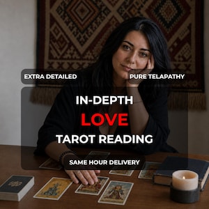 Può includere: Una persona con capelli scuri siede a un tavolo di legno con carte dei tarocchi e una candela. Le scritte sovrapposte recitano: EXTRA DETAILED, PURE TELAPATHY, IN-DEPTH LOVE TAROT READING, SAME HOUR DELIVERY. La persona indossa un top nero e bracciale.