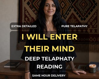Op de afbeelding: Een persoon met donker haar draagt een zwarte top en vest en staat achter een houten bureau. Tekstoverlays lezen: EXTRA DETAILED, PURE TELAPATHY, I WILL ENTER THEIR MIND, DEEP TELAPHATY READING en SAME HOUR DELIVERY. Een kaars en boeken liggen op het bureau.