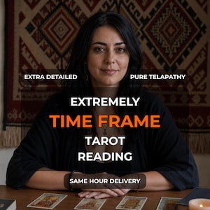 Peut inclure: Une personne aux cheveux foncés vêtue d'un haut noir est assise à une table en bois avec des cartes de tarot. Le texte indique : EXTRA DETAILED, PURE TELAPATHY, EXTREMELY TIME FRAME TAROT READING et SAME HOUR DELIVERY. Un textile à motifs est en arrière-plan.