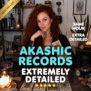 Pode incluir: Uma pessoa com longos cabelos ruivos cacheados senta-se atrás de uma mesa de madeira coberta com cartas de tarô. O texto na imagem diz BEST SELLER, SAME HOUR EXTRA DETAILED, AKASHIC RECORDS e EXTREMELY DETAILED, com cinco estrelas amarelas.