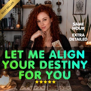 Peut inclure: Une personne aux longs cheveux roux bouclés tenant une carte de tarot, avec le texte "LET ME ALIGN YOUR DESTINY FOR YOU", "SAME HOUR", "EXTRA DETAILED" et "BEST SELLER". Cinq étoiles jaunes sont affichées sous le texte sur une table en bois.