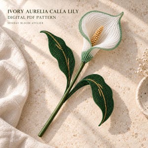 Op de afbeelding: Een kraalwerk calla lelie met een wit bloemblad, een gouden kolf en donkergroene bladeren met gouden accenten. De tekst luidt: IVORY AURELIA CALLA LILY DIGITAL PDF PATTERN SUNDAY BLOOM ATELIER. De bloem is gemaakt van kleine kraaltjes.
