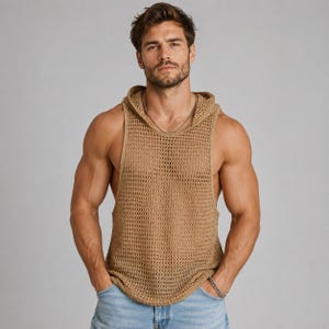 Puede incluir: Una prenda superior sin mangas con capucha en color beige, que presenta una construcción de malla tejida abierta con un escote ancho y sisas profundas. La prenda está confeccionada con un material texturizado y ligero, semitransparente.