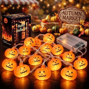 Puede incluir: Una cadena de luces LED con forma de calabaza naranja y caras de jack-o'-lantern talladas. El set incluye una caja de baterías de plástico transparente y una caja negra con el texto Happy Halloween y una puerta iluminada con luces.