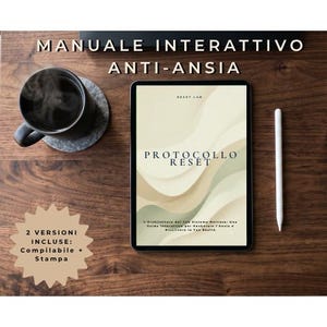 Puede incluir: Una tableta que muestra una guía digital titulada PROTOCOLLO RESET con patrones ondulados en beige y verde, acompañada de un lápiz óptico blanco, una taza negra y una insignia beige en forma de estrella con el texto 2 VERSIONI INCLUSE: Compilabile + Stampa.