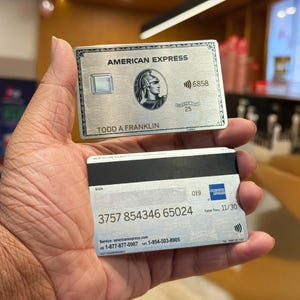 Op de afbeelding: Een zilveren American Express creditcard met de tekst AMERICAN EXPRESS, de naam TODD A FRANKLIN, een centurion-embleem en het nummer 6858. De achterkant toont een zwarte magneetstrip, het nummer 3757 854346 65024 en de datum 11/30.