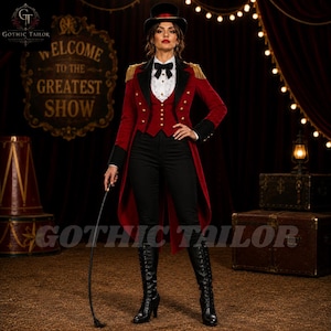 Op de afbeelding: Een circusdirecteurkostuum bestaande uit een rode fluwelen pandjesjas met gouden epauletten en knopen, een wit overhemd met ruches en een zwarte vlinderdas, een rood vest en een zwarte broek, aangevuld met een zwarte hoge hoed en kniehoge laarzen.