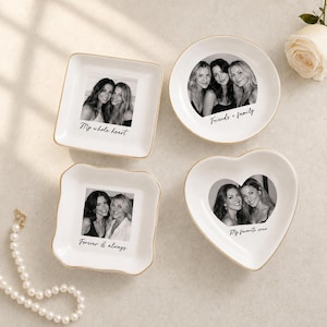 Puede incluir: Cuatro platos de cerámica blanca con bordes dorados, que presentan fotografías en blanco y negro y texto impreso. Los platos incluyen formas cuadradas, redondas y de corazón con las inscripciones My whole heart, Friends = family, Forever & always y My favorite crew.