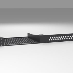 Puede incluir: Un estante de montaje en rack de metal negro con una base perforada para ventilación y un panel frontal sólido con una serie de recortes hexagonales. El componente incluye bridas de montaje laterales con orificios pretaladrados.