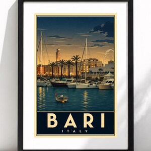 以下が含まれることがあります： イタリアのバーリの港の風景を描いた額装されたトラベルポスター。夕暮れの空の下、ヨット、ヤシの木、時計塔、観覧車が描かれています。下部には「BARI ITALY」という文字が大きく明るい色で印刷されています。