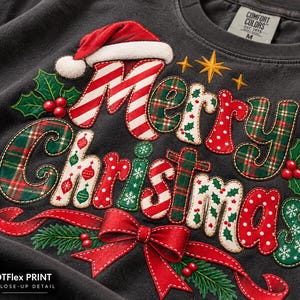 Puede incluir: Una camiseta gris carbón con un estampado gráfico que dice Merry Christmas en letras estilizadas con rayas de bastón de caramelo rojo y blanco, cuadros verdes y rojos, y lunares rojos, decorado con un gorro de Papá Noel, acebo y un lazo rojo.