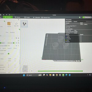 Pode incluir: Um ecr&atilde; de computador que mostra a interface do software de corte Bambu Lab P1S. O ecr&atilde; apresenta uma pr&eacute;-visualiza&ccedil;&atilde;o 3D de tr&ecirc;s objetos cil&iacute;ndricos dispostos numa placa de constru&ccedil;&atilde;o em grelha, com v&aacute;rias defini&ccedil;&otilde;es t&eacute;cnicas vis&iacute;veis.