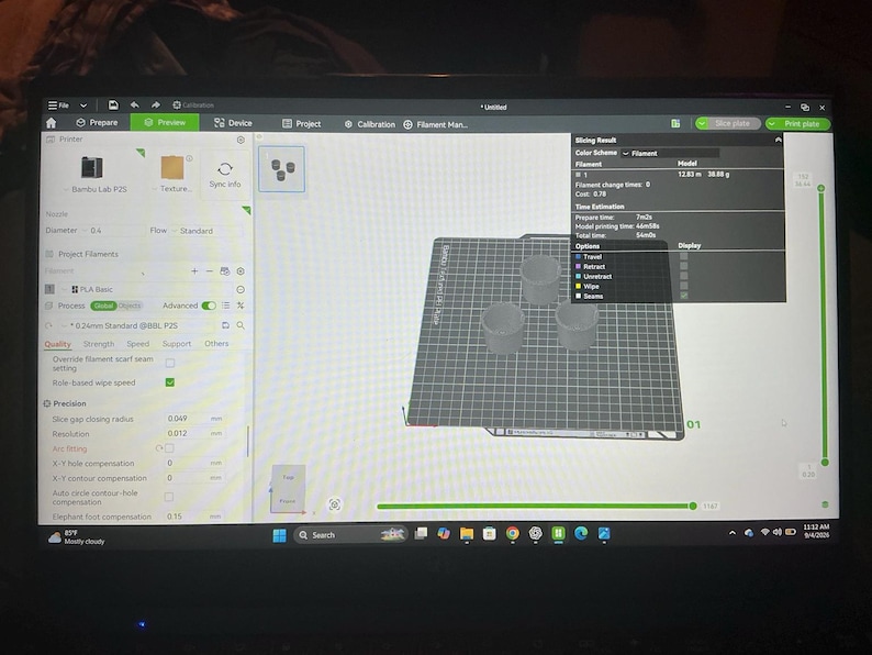 Pode incluir: Um ecr&atilde; de computador que mostra a interface do software de corte Bambu Lab P1S. O ecr&atilde; apresenta uma pr&eacute;-visualiza&ccedil;&atilde;o 3D de tr&ecirc;s objetos cil&iacute;ndricos dispostos numa placa de constru&ccedil;&atilde;o em grelha, com v&aacute;rias defini&ccedil;&otilde;es t&eacute;cnicas vis&iacute;veis.