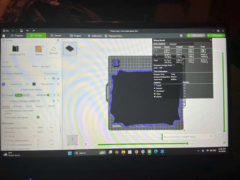 Pode incluir: Uma tela de computador exibindo a interface do software Bambu Studio para impress&atilde;o 3D. A tela mostra uma pr&eacute;via de um modelo de bandeja retangular com um centro preto e uma borda verde, junto com uma janela de resultados de fatiamento.