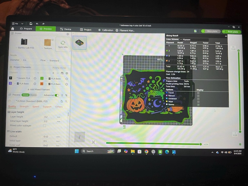 Pode incluir: Um ecr&atilde; de computador a exibir o software de corte Bambu Lab P2S com uma pr&eacute;-visualiza&ccedil;&atilde;o digital de um tabuleiro retangular com tema de Halloween. O design apresenta um caldeir&atilde;o preto, uma ab&oacute;bora laranja, um morcego e uma vassoura.