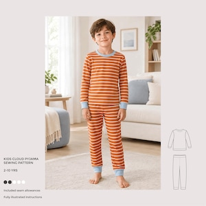 Pode incluir: Um molde de costura para pijama infantil intitulado Kids Cloud Pyjama Sewing Pattern 2-10 Yrs. O conjunto inclui uma blusa de manga comprida e calças com riscas horizontais laranja e brancas com punhos e gola azul-claro.