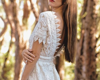 Kurzärmeliges Hochzeitskleid aus Baumwolle mit V-Ausschnitt, A Line Hochzeitskleid, Boho Hochzeitskleid mit bestickter Baumwollspitze, Spitze Boho Kleid