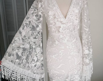 Langes Ärmel Brautkleid, Boho Hochzeitskleid mit 3D Weißer Floraler Spitze, Glockenärmel Fransen Weiß Maxi, Rückenloses Abendkleid mit Schlitz