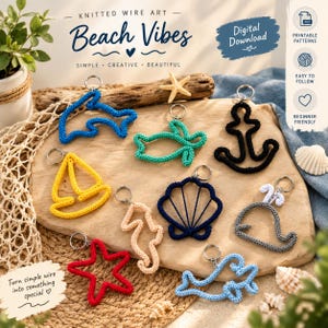 Puede incluir: Una colección de llaveros de arte en alambre tejido con formas de delfín, tortuga marina, ancla, velero, caballito de mar, concha, ballena y estrella de mar. Los llaveros presentan colores azul, verde, negro, amarillo, beige, marino, blanco y rojo.
